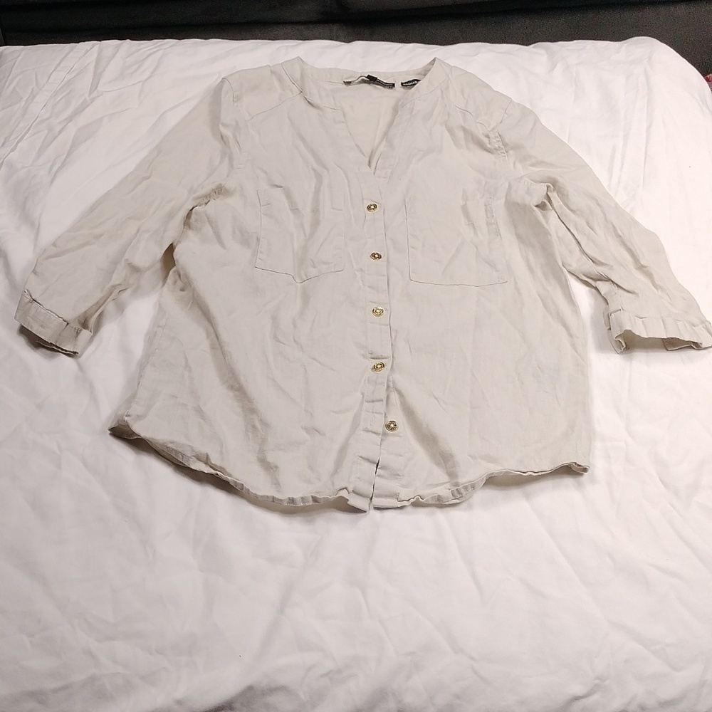 Harve Bernard women's button 3/4 sleeved top size small